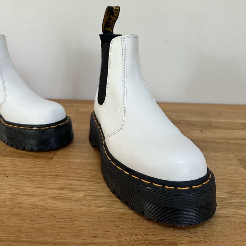 Dr Martens 2976 smooth leather platform chelsea boot.